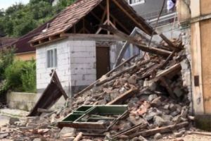 O casă din Dej s-a prăbuşit din senin. Era veche de 100 de ani şi a fost lăsată de izbelişte