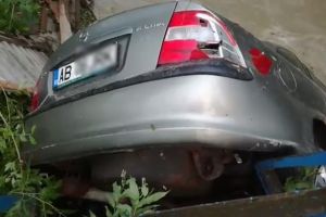VIDEO: Maşină atârnată de un pod, după dezastrul făcut de furtună, vineri, la Ciuruleasa