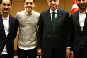 Magia fotbalului întinată de SULTANUL Erdogan! Maşina internaţionalul german de origine turcă Ilkay Gündogan, VANDALIZATĂ