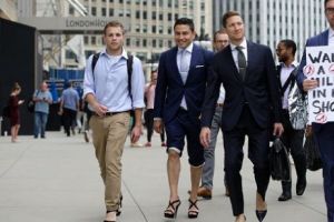 Protest INEDIT! 20 de avocaţi  BĂRBAŢI din Chicago au mers la muncă pe TOCURI. Aflaţi motivul. VIDEO