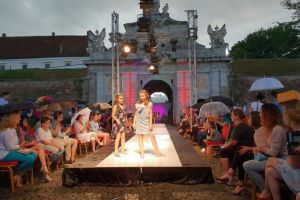 FOTO/ VIDEO: Carolina Fashion Kids, la Alba Iulia – Cel mai frumos eveniment de modă dedicat în exclusivitate copiilor, întrerupt de o ploaie torenţială