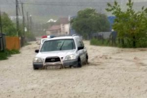 Coduri portocalii şi galbene de inundaţii în aproape toată România