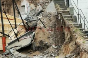 Ploaia a surpat terasa unui bloc din Craiova