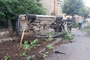 Un şofer s-a răsturnat cu maşina în Tîrgu Mureş