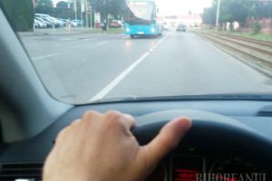 Live-ul nu e viaţă! Şoferii care fac live-uri la volan ristă suspendarea permisului pentru trei luni