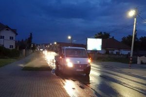 FOTO/ ȘTIREA TA: La Sebeş, apa de la primărie face concurenţă apei de ploaie iar gazonul este udat cu furtunul, chiar şi pe ploaie torenţială