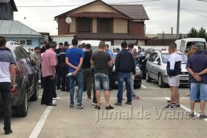 ULTIMĂ ORĂ: Scandal cu săbii şi bâte în bazarul auto din Focşani