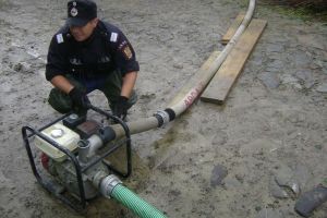 Gospodărie din comuna Șugag afectată de furtună – Torenţii au distrus gardul, au inundat curtea şi au avariat o anexă