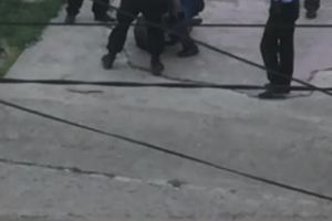 VIDEO CLUJ - Un poliţist l-a doborât la pământ şi i-a aplicat trei pumni la ficat. Vi se pare normal?