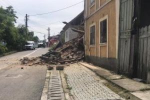 O casa din Dej s-a prabusit, iar o alta sta sa cada din cauza indiferentei autoritatilor VIDEO