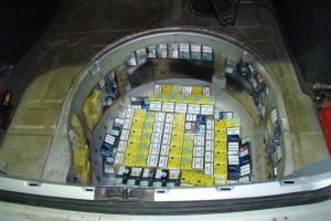 Două transporturi de ţigări de contrabandă, depistate în doar o oră
