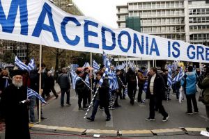 Grecia fierbe! Locuitorii protestează în stradă împotriva redenumirii fostului stat iugoslav în 