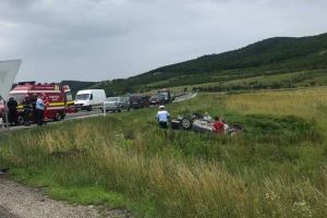 Accident pe DN 17, la intersecţia Șintereag-Blăjeni. Doi bărbaţi şi un copil au ajuns la spital