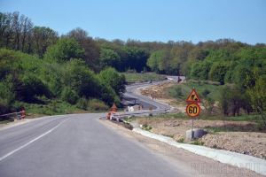 Accident pe dealul Bitiilor. O femeie a fost rănită după ce maşina în care era s-a răsturnat în şanţul de pe marginea drumului