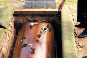 A murit STRIVIT de SICRIUL mamei sale. RITUAL soldat cu un final TRAGIC