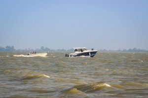 Interventie salvatoare pe Lacul Razim. Patru persoane aflate intr-o ambarcatiune au fost salvate