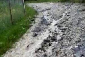 FOTO/ ȘTIREA TA: Drumul ca duce la Peştera Scărişoara, UN DEZASTRU! Turiştii nu au nicio şansă să ajungă, dacă nu au maşini de teren