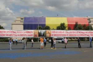 Separatiştii din UMF Tîrgu Mureş au protestat singuri şi stingheri. ”Nu vrem NOI HOTARE, vrem DREPTURI EGALE”