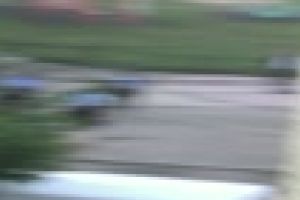 VIDEO CLUJ - Un poliţist l-a doborât la pământ şi i-a aplicat trei pumni la ficat. Vi se pare normal?