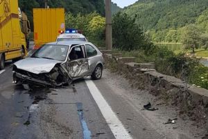 Șofer încarcerat pe Valea Oltului. Maşina i-a fost lovită de un TIR