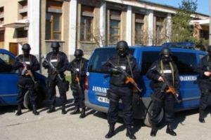 SCANDAL cu BÂTE şi SĂBII în CENTRUL oraşului. Jandarmii au rămas ȘOCAȚI