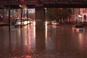 PLOAIA face RAVAGII în Capitală! INDUNDAȚIE într-o zonă extrem de aglomerată. Autorităţile intervin în forţă