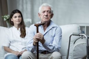 Cu un buget de 24,5 milioane de euro pe 3 ani, Guvernul reia serviciile de asistenţă pentru bătrânii singuri pe lume