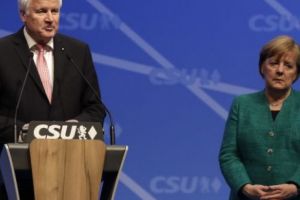 Imigranţii adoptaţi îi clatină scaunul lui Merkel