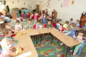 Grădiniţele, deschise şi în vacanţă: Unde-şi duc părinţii vasluieni copiii?