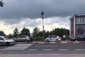 Bărbat băut, accidentat în timp ce traversa pe culoarea roşie a semaforului