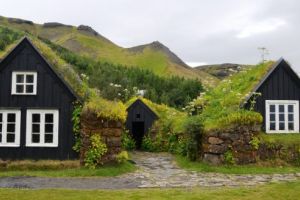 Învaţă cum se construieşte o casă ecologică la Ghindari