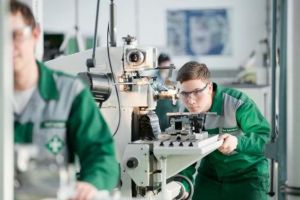 Absolvenţii de gimnaziu se mai pot înscrie azi şi mâine să înveţe o meserie, dar să aibă şi bursă pe timpul şcolii