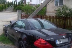 FOTOGALERIE. Accident în Țara Oaşului. A intrat cu bolidul într-un stâlp şi a plecat