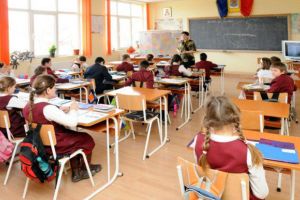 ÎNVĂȚĂTOARE, BĂTUTĂ ÎN FAȚA ELEVILOR