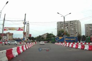 FOTOGALERIE. Sensul giratoriu de la Burdea a fost lărgit. Pregătiri pentru reabilitarea Podului Decebal