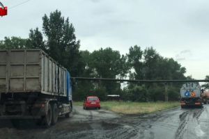 Transport cu nămol mirositor de la staţia de epurare, vărsat pe drumul către Termica