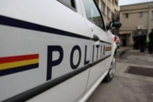Șofer băut şi agresiv, depistat de poliţişti după ce a intrat cu maşina într-un şanţ