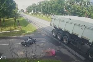 Accident surprins de camere! Motociclist in stare grava dupa ce a intrat intr-un camion