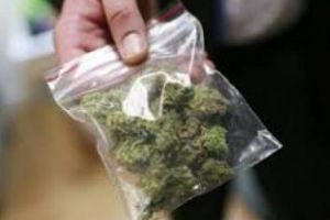 CLUJ: Tineri prinşi cu plicuri de droguri la ei, în centrul oraşului. Au fost ”săltaţi” de poliţişti