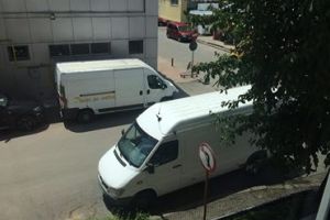 Piteştenii reacţionează! Dubiţele parcate neregulamentar, fac legea în oraş!