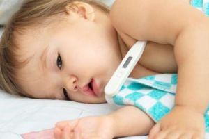  Copilul tău a făcut febra? Iată ce trebuie să faci şi câteva trucuri rapide ca să-i scazi temperatura 