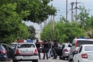 Imagini INTERZISE MINORILOR. Un INTERLOP şi-a SNOPIT VICTIMA cu BÂTA în MIJLOCUL străzii - VIDEO