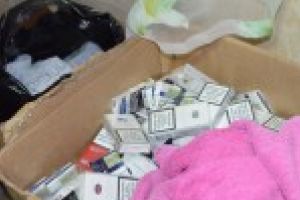 VIDEO: La domiciliul unui barbat in varsta de 60 de ani au fost gasite peste 2.900 pachete de tigari de contrabanda