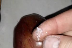 Un barbat a descoperit că merele cumpărate din Auchan sunt acoperite cu ceară