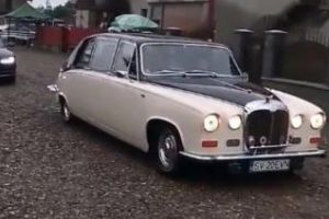 Preoţii merg cu Rolls Royce-ul la slujba de la biserica - VIDEO REVOLTATOR