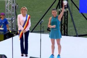 Gabriela Firea recunoaşte că a ”greşit”, după ce s-a căţărat pe imaginea Simonei Halep