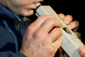 Bărbaţi din Alba şi Mureş, prinşi băuţi la volan pe drumurile din judeţ. Sunt cercetaţi de poliţiştii pentru conducere sub influenţa alcoolului