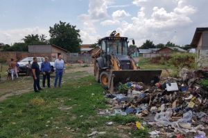 Acţiune de colectare a deşeurilor abandonate pe str.Vaii,cartier Inotesti