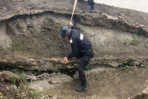 Comăneşti: Bombă de aruncător descoperită în malul Trotuşului