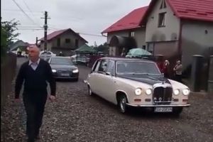 Sfinţire de lux: Arhiepiscopi şi preoţi au apărut în maşini de fiţă la sfinţirea unei biserici, fiind confundaţi cu manelişti (VIDEO)